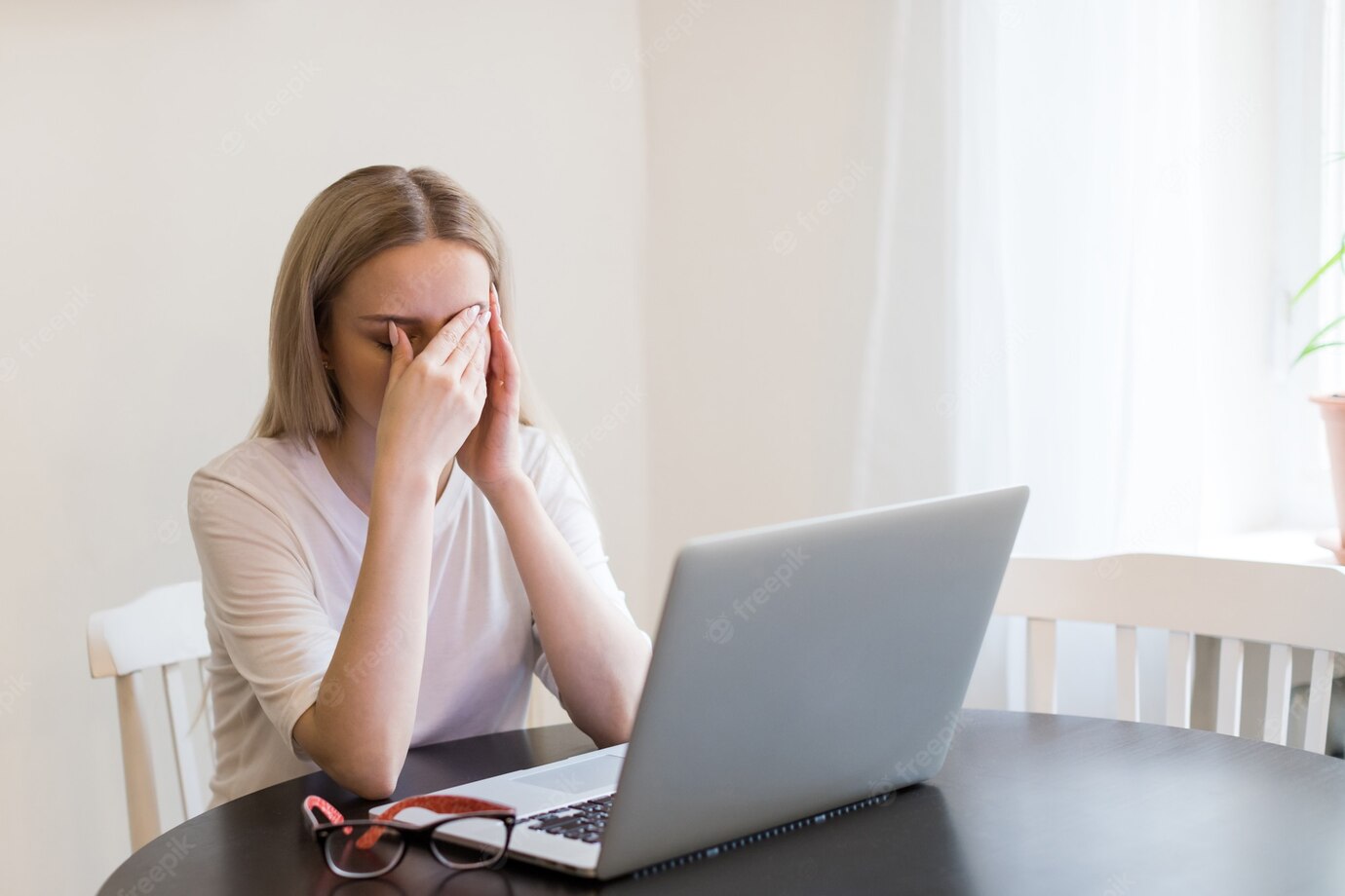 woman looking sad looking at laptop